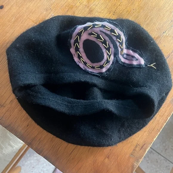 Limited run custom black beret with pink snake - Picture 2 of 4